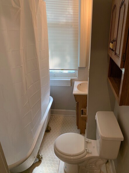 Building Photo - 114 Parker St