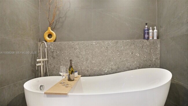 Building Photo - 1201 NE 85th St