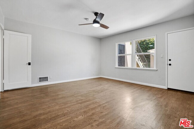 Building Photo - 1516 Stearns Dr