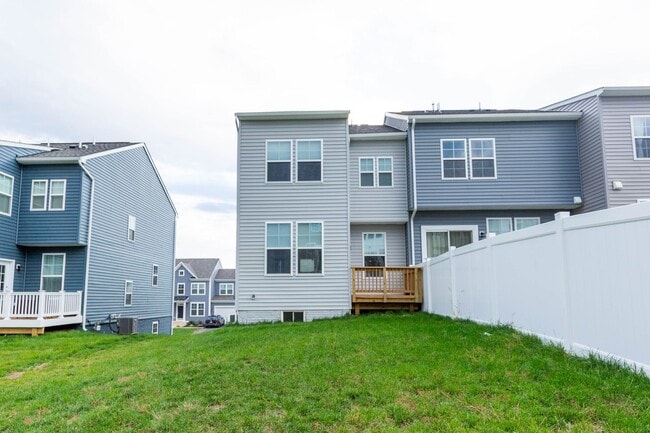 Building Photo - 3 Bed/3.5 Bath NEW Townhome in Charles Tow...