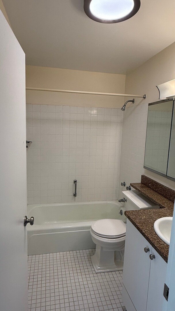 Building Photo - 1850 N Clark St