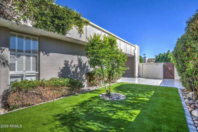 Building Photo - 8647 E Devonshire Ave