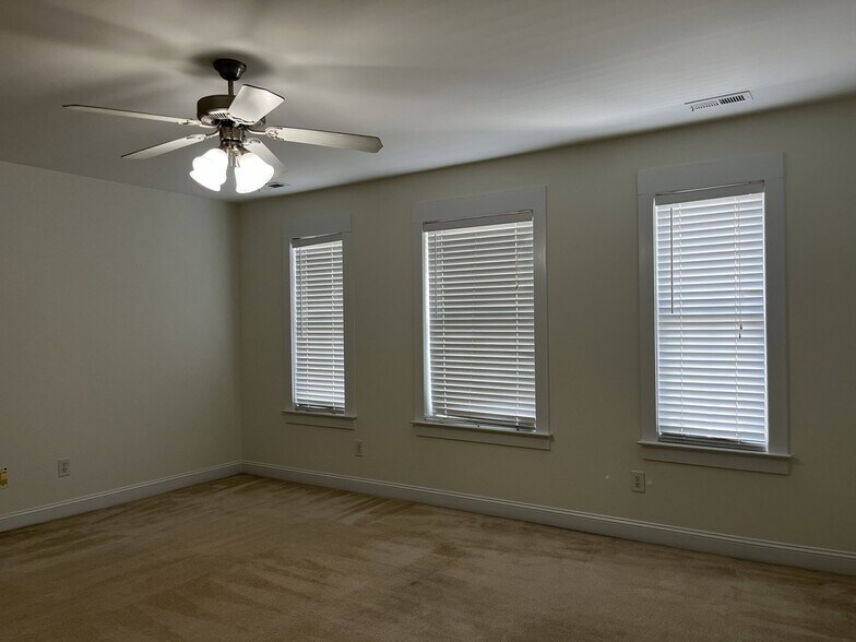 Building Photo - 527 Dubois Court