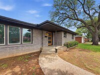 Building Photo - 2137 Lenamon Dr