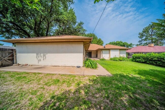 Building Photo - 2507 Radcliffe Dr