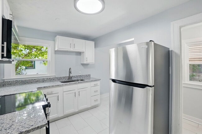 Building Photo - Two Bedroom in Dayton!