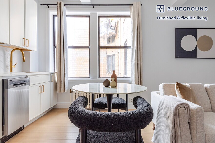 Building Photo - 244 W 72nd St