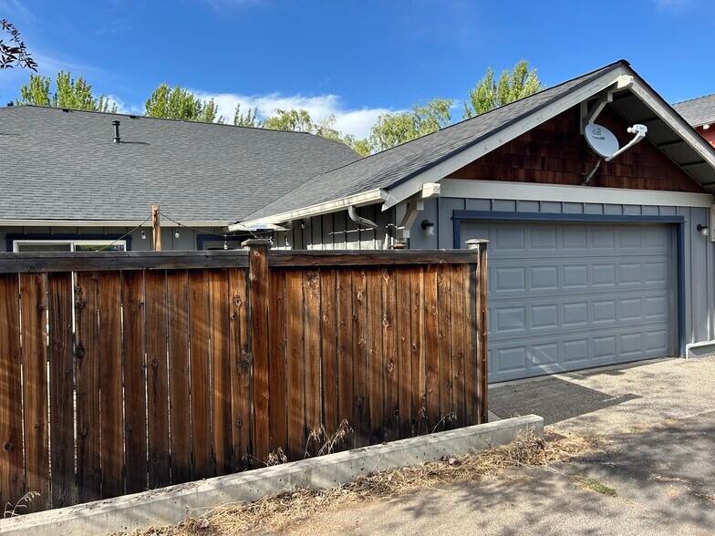 Building Photo - 21365 Oakview Dr