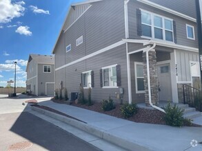 Building Photo - Like new 3 bedroom townhome with attached ...