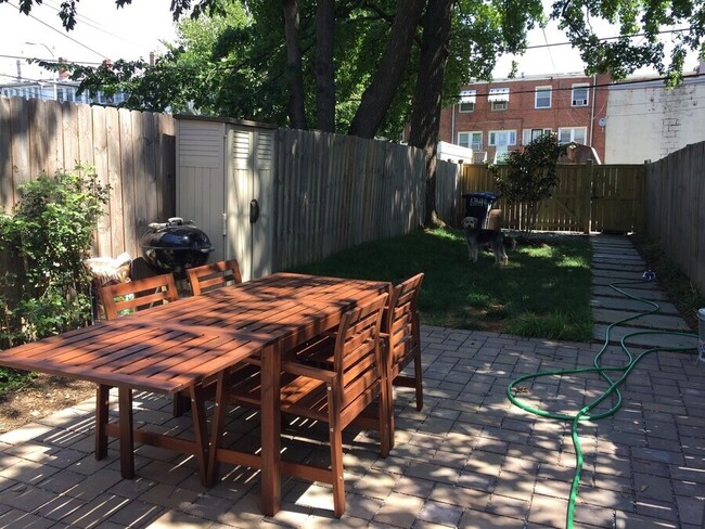 Building Photo - Amazing Row home + Private Yard!