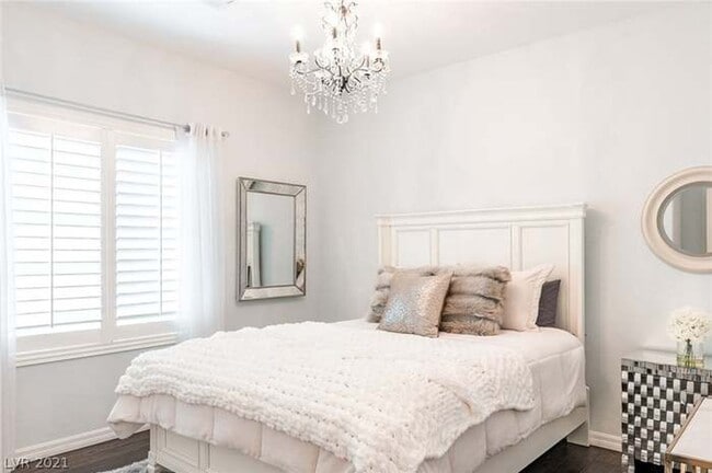 Building Photo - Stunning 3-bedroom, 2.5-bathroom home loca...