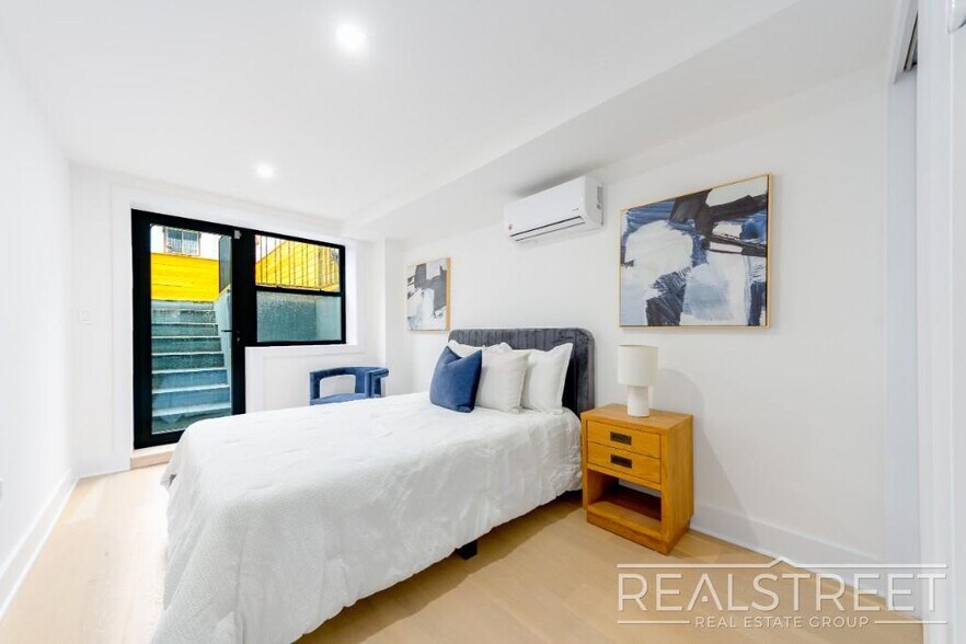 Building Photo - Exquisite 3 BR 3.5 BA Home with Private Pa...