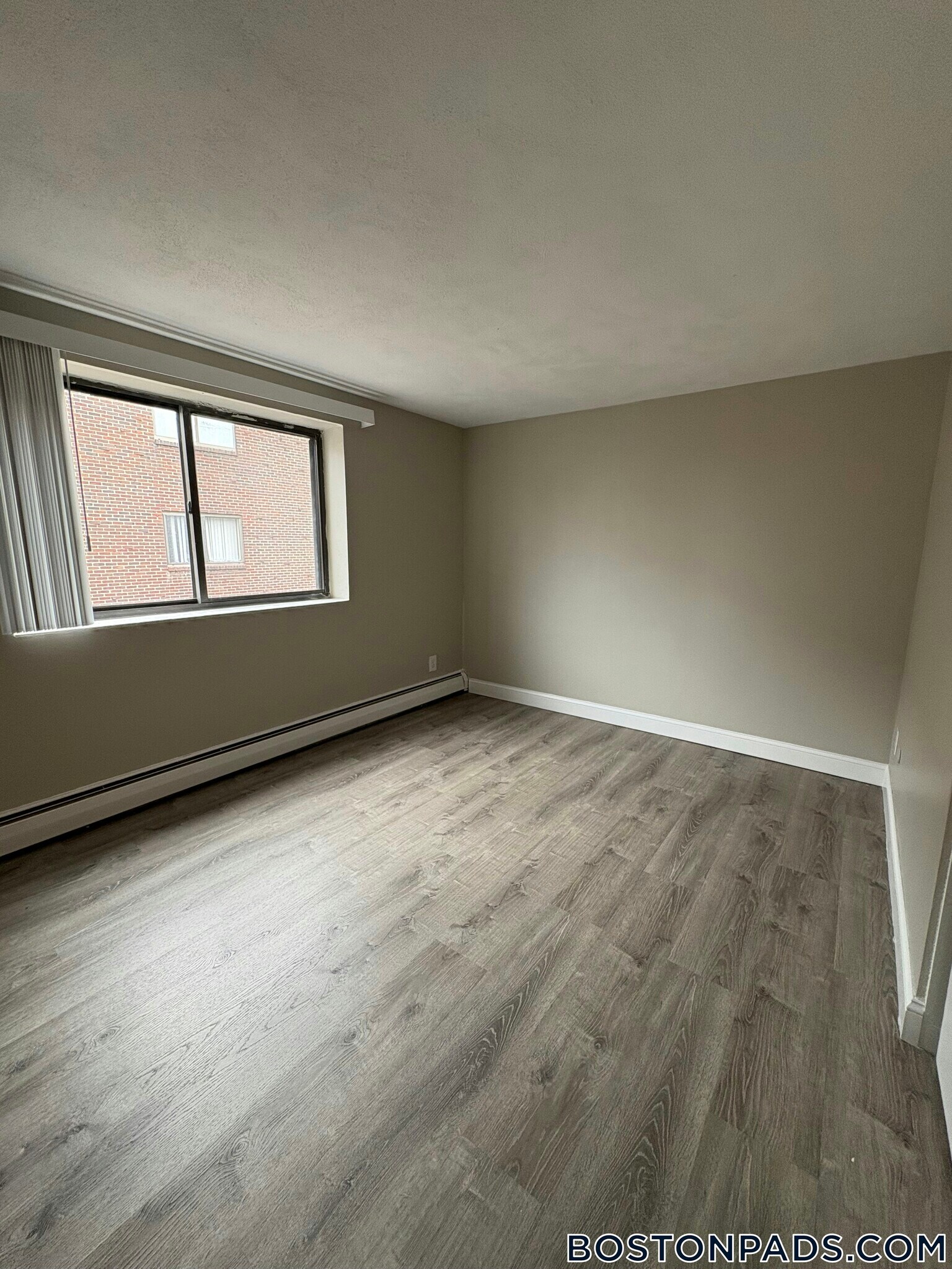 Building Photo - 24 Whites Ave