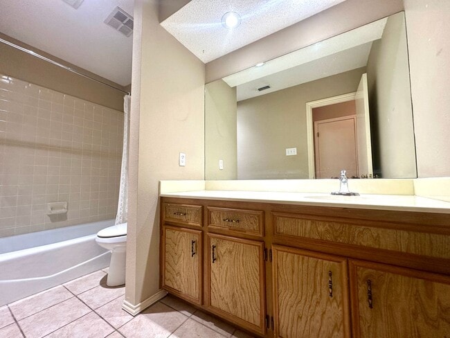 Building Photo - 2Bed/2Bath Home Available Now! Self Showing