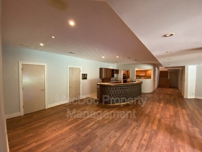 Building Photo - 11225 N Club Dr