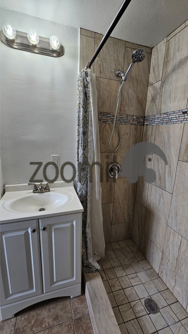 Building Photo - Wonderful home, convenient location