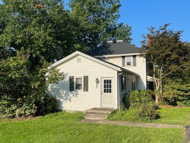 Building Photo - Three Bedroom in Mapleton Local School Dis...