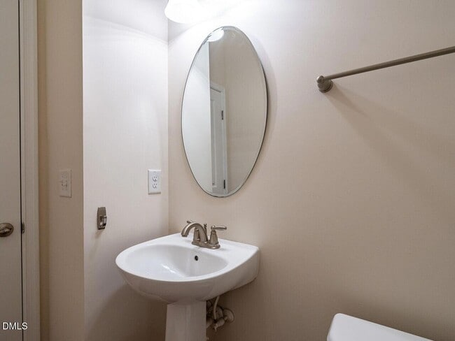 Building Photo - 309 Roundhouse Lane