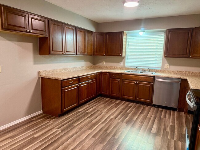 Building Photo - Updated 3 Bed 2 Bath Duplex in NW OKC