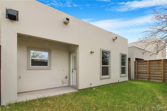 Building Photo - 16 May St