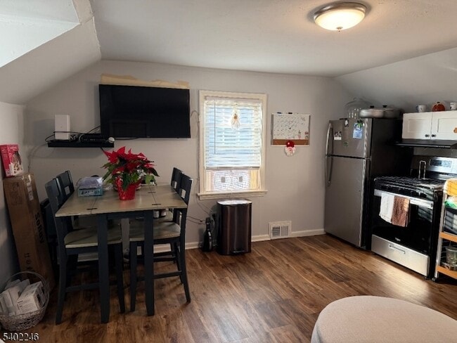 Building Photo - 8 Rowe Pl