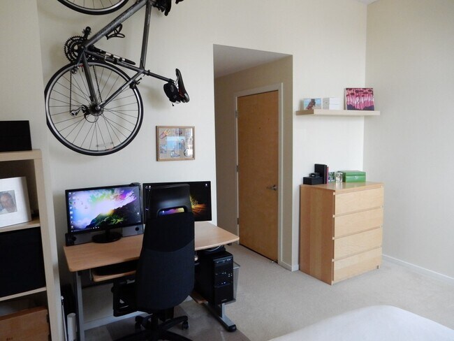 Building Photo - 1000 W Leland Ave