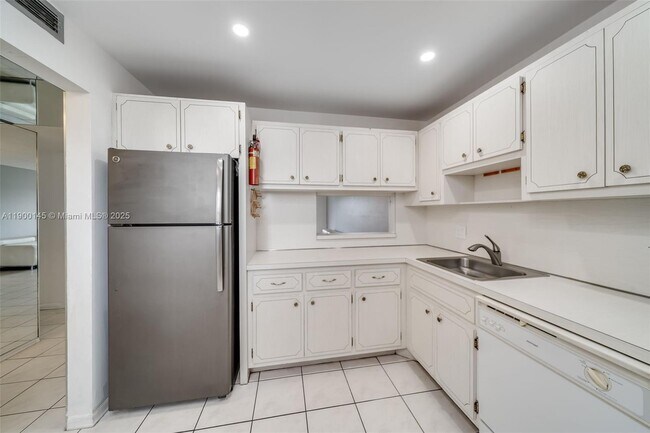 Building Photo - 950 Hillcrest Dr