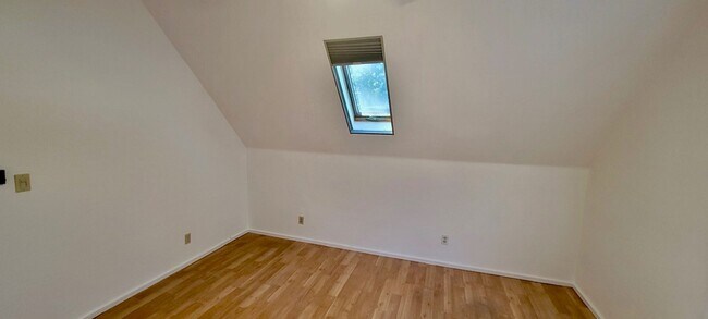 Building Photo - $1500 Cute 1 bedroom 1 bath unit above garage on quiet street