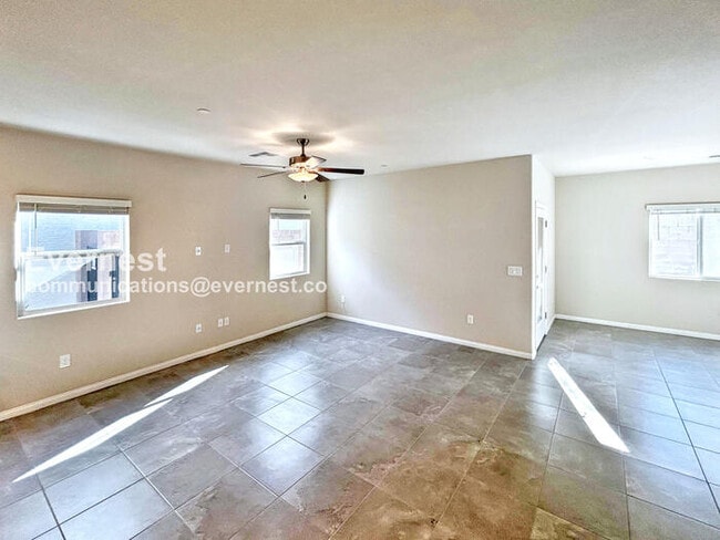 Building Photo - 3 Bed, 2 Bath Home with Fenced Yard & Garage / Available Now!