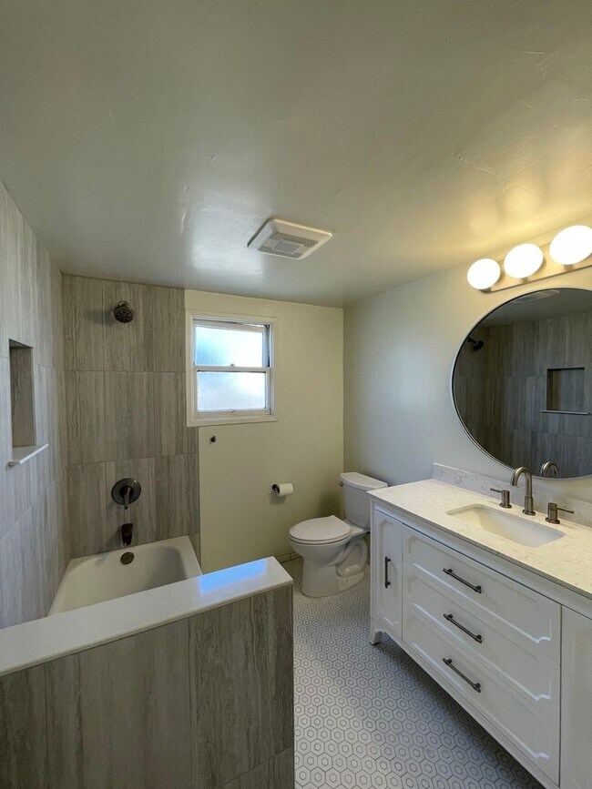 Building Photo - 489 Manzanita Dr