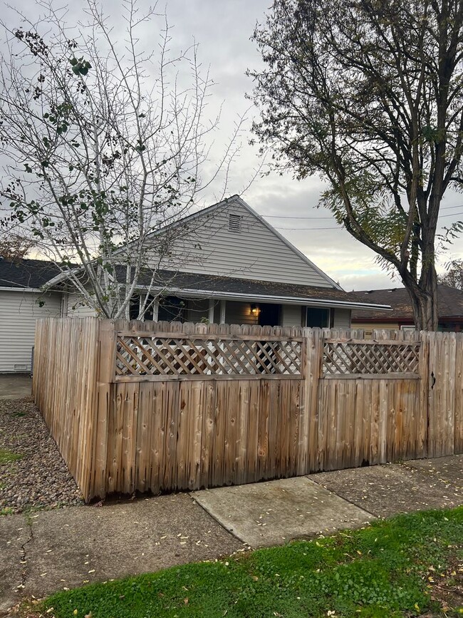 Building Photo - 3BED 2.5BATH HOME NEAR DOWNTOWN