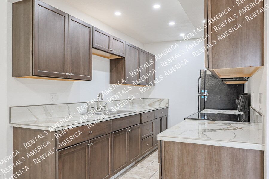 Building Photo - 6058 W Golden Ln