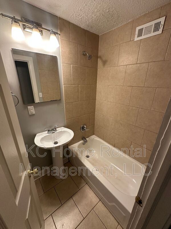Building Photo - 1114 W 41st Terrace