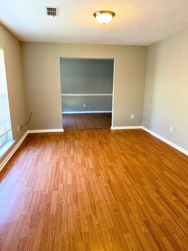 Building Photo - AVAILABLE NOW!!!