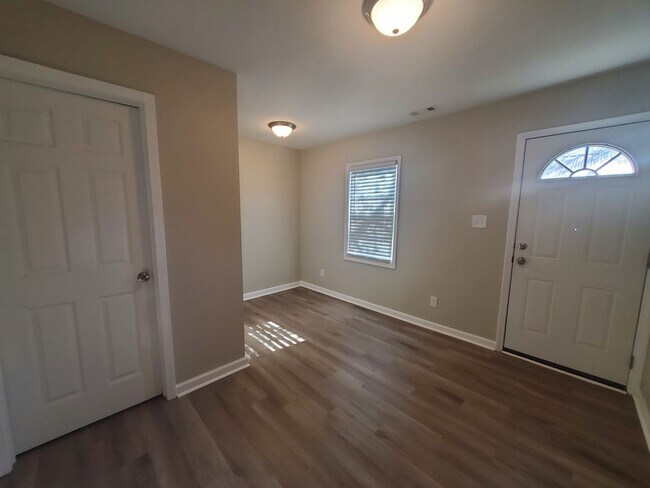 Building Photo - 1208 Hillsboro St