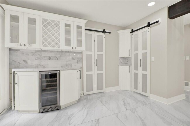 Building Photo - 3270 Brookview Dr