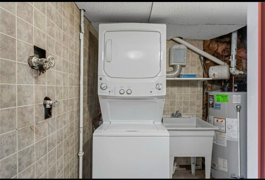 Building Photo - 1913 Saint Paul St