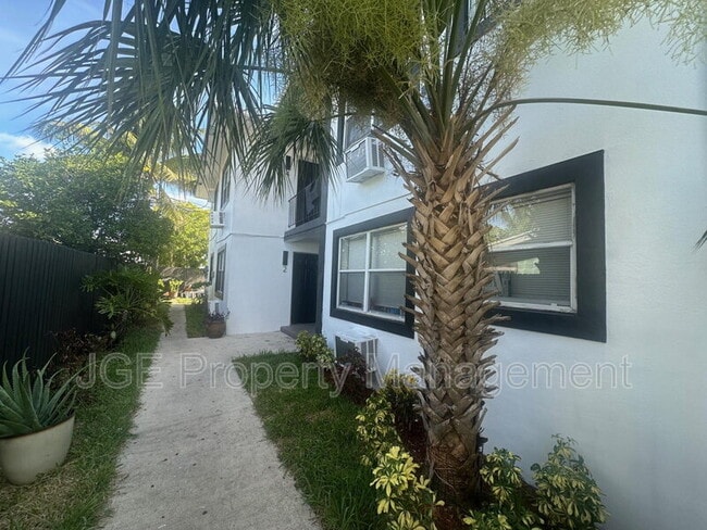 Building Photo - 3128 SW 12th Pl