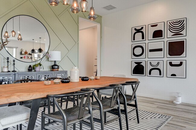 Building Photo - Stunning Fully Furnished 5-Bedroom Home in...