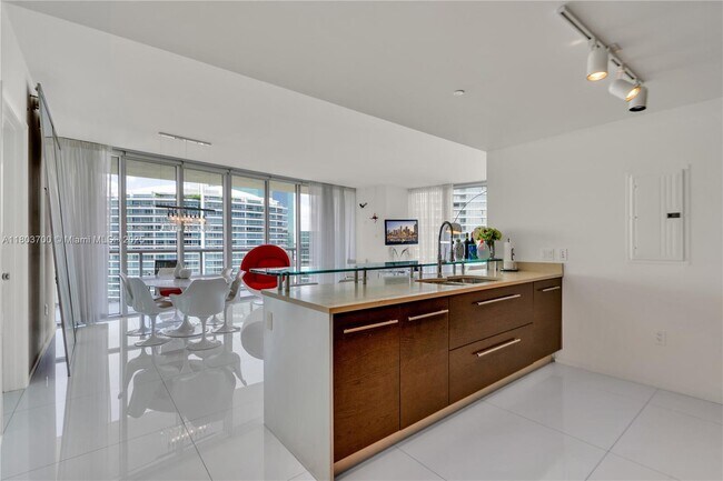 Primary Photo - 465 Brickell Ave