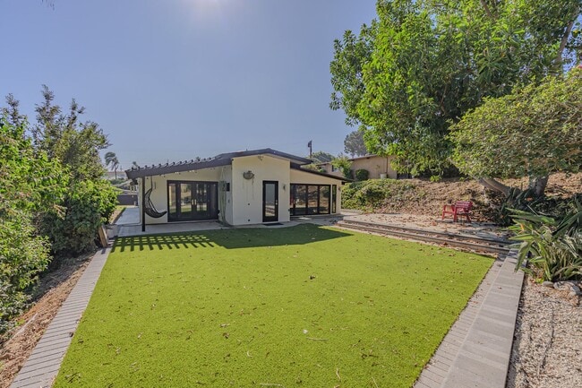 Building Photo - Luxurious Modern Living in the Heart of San Diego with Solar!