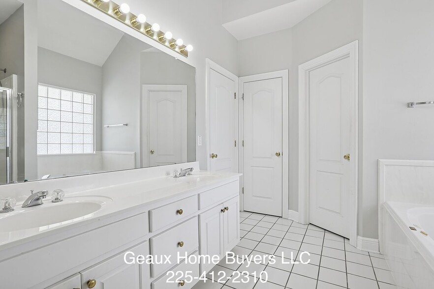 Building Photo - 508 S Daphne Dr
