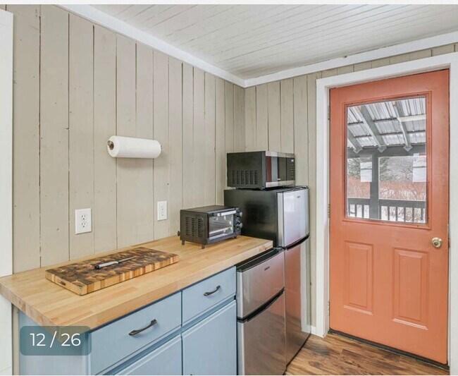 Building Photo - 15 Cottage Rd