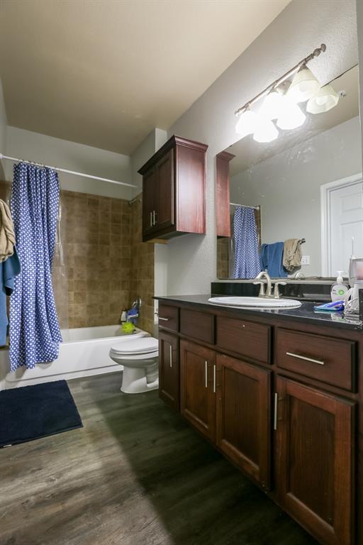 Building Photo - 910 W 25th St