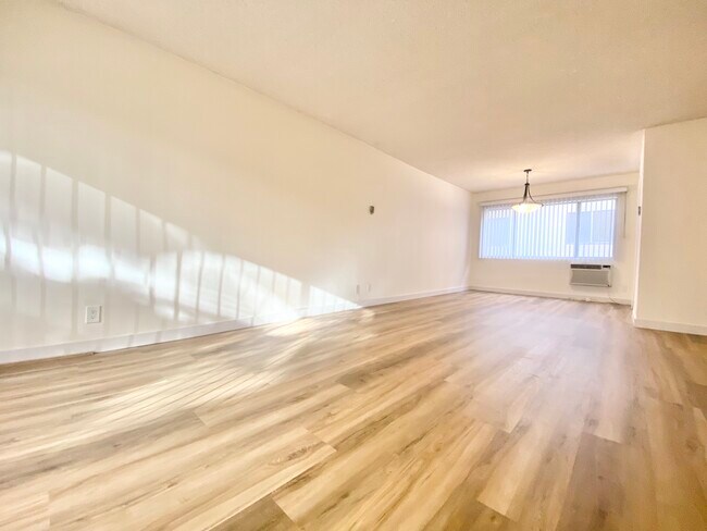 Building Photo - 11924 Montana Ave Los Angeles, CA 90049