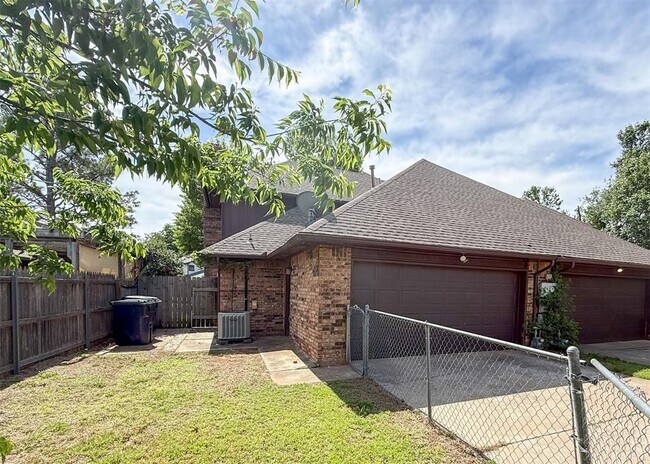 Building Photo - 7019 N Spinnaker Ln