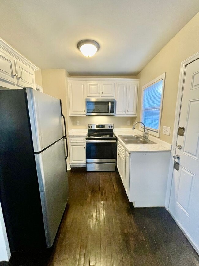 Building Photo - This 3 bedroom 1 bath home is located off Freedom Dr