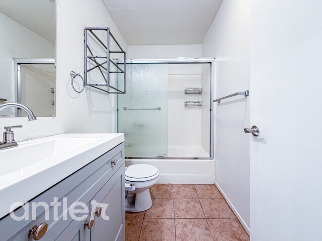 Building Photo - 11933 Goshen Ave