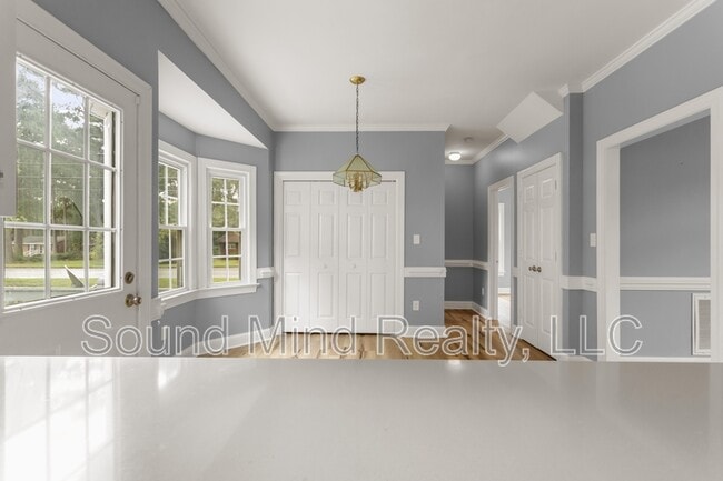 Building Photo - 933 Beechwood Dr