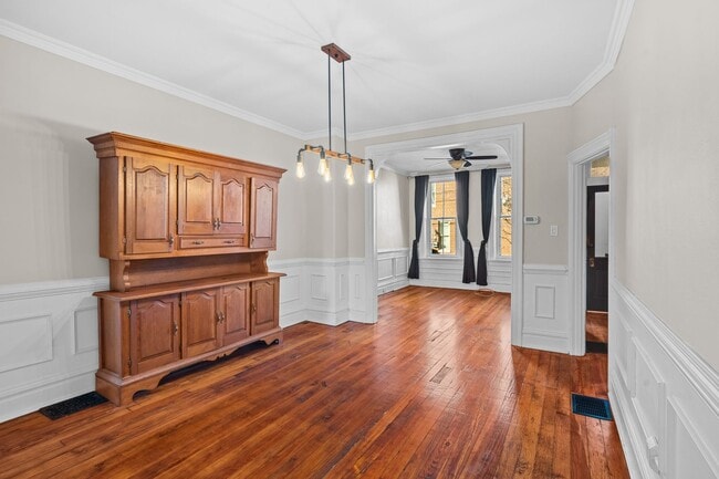 Building Photo - Spacious 4 Bedroom on Cumberland St